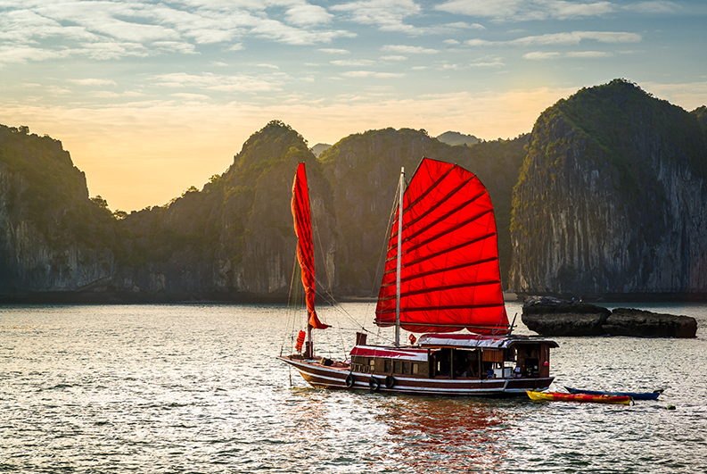 เที่ยวเวียดนาม ล่องเรือชมอ่าวฮาลองเบย์